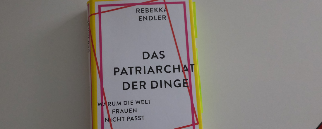 Weißes Buchcover mit verschiedenfarbigen schiefen Rändern und dem  Titel "Das Patriarchat der Dinge"